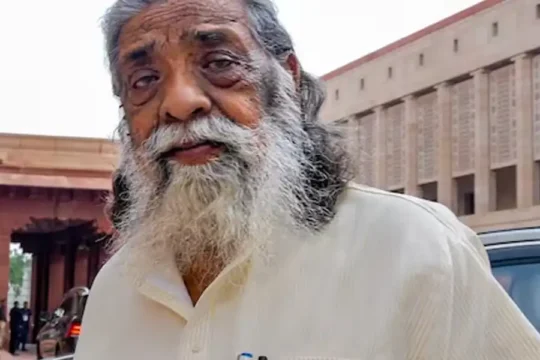 Indian politician Shibu Soren with a long beard outside Parliament.